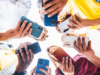 Bild zeigt junge Menschen wie die Gen-Z mit Smartphones